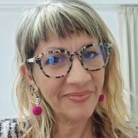 Enseignante dipl&ocirc;m&eacute;e au Royaume Uni, francophone et anglophone. 22 ans d'exp&eacute;rience - El&egrave;ves et &eacute;tudiants, tout &acirc;ge