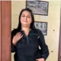 Professeure de l'éducation nationale donne cours de maths en mini groupe.