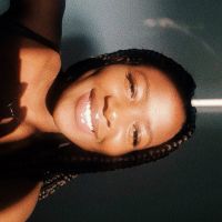 &Eacute;tudiante en droit proposant des cours et aide aux devoirs par visioconf&eacute;rence