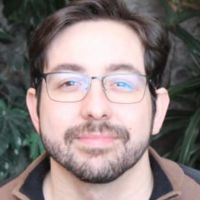 Professeur d'anglais et de portugais dipl&ocirc;m&eacute; en Relations Internationales (Bac+4) avec 17 ans d'experience.