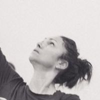 Professeur donne cours de Pilates avec ou sans mat&eacute;riel