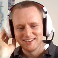 Professeur d'anglais natif offrant des cours en ligne aux apprenants enfants et adultes.