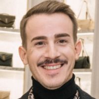 Professeur d'universit&eacute; donne des cours aux lyc&eacute;es et coll&eacute;giens en Visio.