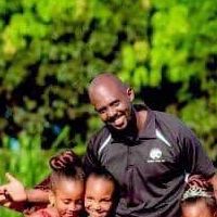 Professeur d'art graphique et Langues,proposant des cours en ligne. Enseigne le Graphic Design eta form&eacute; plus de 3