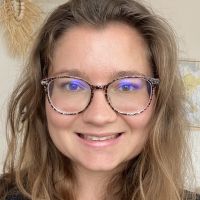 Professeure dipl&ocirc;m&eacute;e de l&rsquo;&eacute;ducation nationale donne cours de fran&ccedil;ais niveau primaire