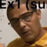 Professeur agr&eacute;g&eacute; de l&rsquo;&eacute;ducation nationale donne cours &agrave; des &eacute;l&egrave;ves de terminales sp&eacute;cialit&eacute; math&eacute;matiques ou maths expe