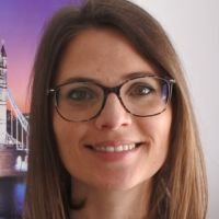 Professeure certifi&eacute;e depuis 2010, je donne des cours d'anglais aux coll&eacute;giens, lyc&eacute;ens et adultes qui le souhaitent