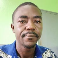 Designer Graphique avec 10 ans d'exp&eacute;rience disponible en ligne pour d&eacute;butant.