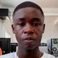 Titulaire d'un baccalaur&eacute;at en math&eacute;matiques physique chimie et &eacute;tudiant en g&eacute;nie informatique