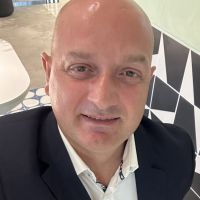 Expatri&eacute; titulaire d&rsquo;un Master 2 en Droit des Affaires Internationales, j&rsquo;aime faire m&ucirc;rir l&rsquo;envie et la r&eacute;flexion.