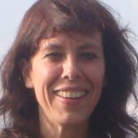 Dipl&ocirc;m&eacute;e de l'Universit&eacute; (philosophie), Education nationale, Doctorat pluridisciplinaire (philo, fran&ccedil;ais, anglais).