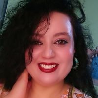 Titulaire d'un master de recherche en chimie, mais d'autres dipl&ocirc;mes aussi comme l'anglais, le fran&ccedil;ais et la p&eacute;dagogie.