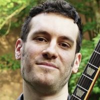 Guitariste 15 ans d'exp&eacute;riences, dipl&ocirc;m&eacute; d'une Licence en musicologie, je donne des cours de guitare pour tous niveaux !