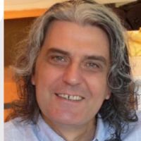 Professeur retrait&eacute; de l'&eacute;ducation nationale propose du soutien scolaire en visioconf&eacute;rence pour des lyc&eacute;ens en SI.