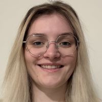 Professeure passionn&eacute;e donne des cours de fran&ccedil;ais