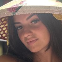 Professeure des &eacute;coles et titulaire d&rsquo;un double master en &eacute;cole de commerce (marketing et finance)