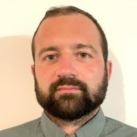 Titulaire d'un Master 2 en Droit et sciences politiques, donne cours d'Histoire-Géographie et des Sciences Eco