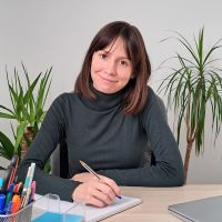 Dipl&ocirc;m&eacute;e d'une licence en sciences physiques et passionn&eacute;e par l'enseignement, donne cours de physique-chimie et maths