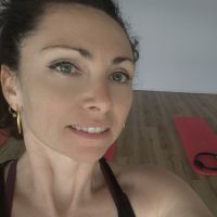 Professeur donne cours de Pilates avec ou sans mat&eacute;riel