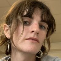 Diplom&eacute;e d'un master de philosophie, d'une double-licence droit-philosophie et d'une licence de sciences sociales