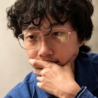 Dipl&ocirc;m&eacute; en philosophie et travaillant actuellement dans le secteur de l&rsquo;audiovisuel