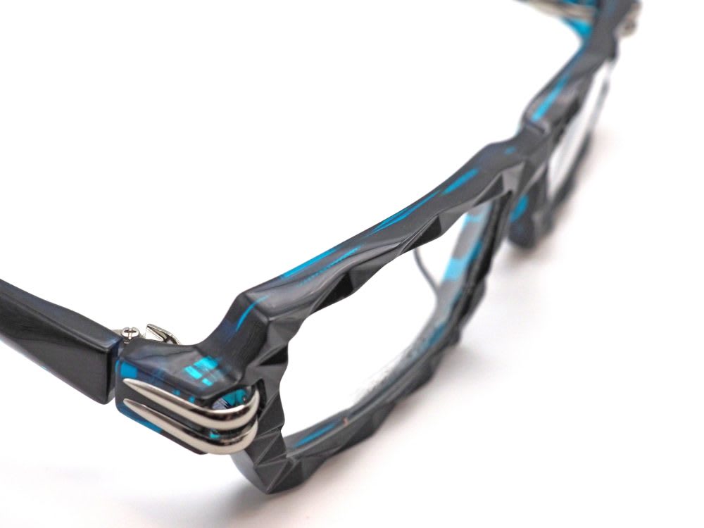 キラキラのレスザン less than human, Slogen