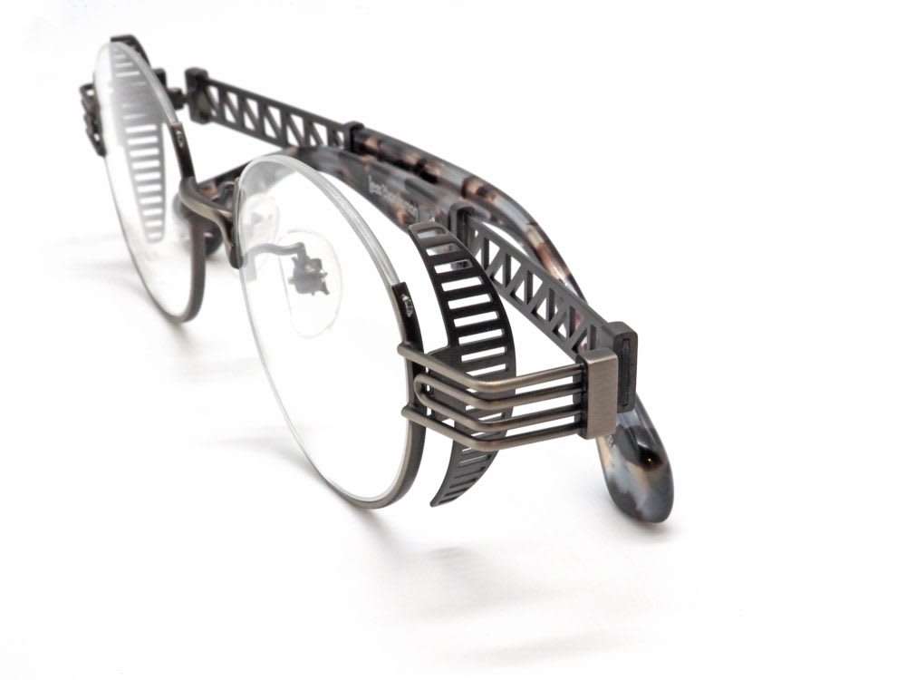 less than human, 狷介孤高 眼鏡効能久保田