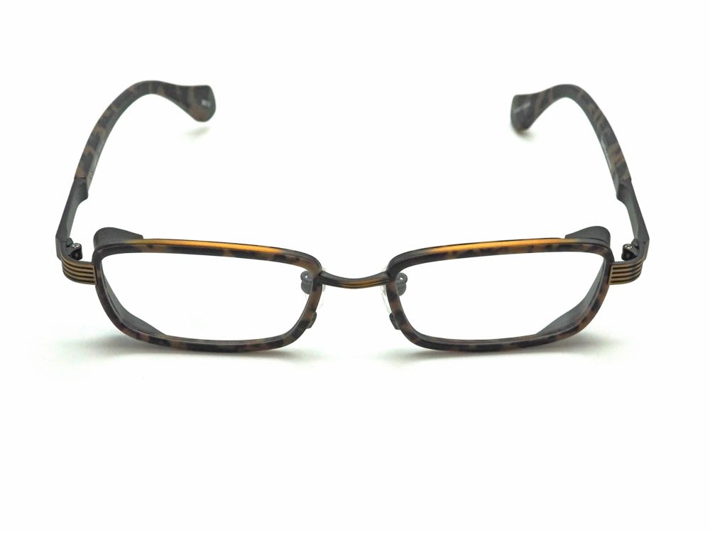 less than human, 志操堅固 眼鏡工房久保田