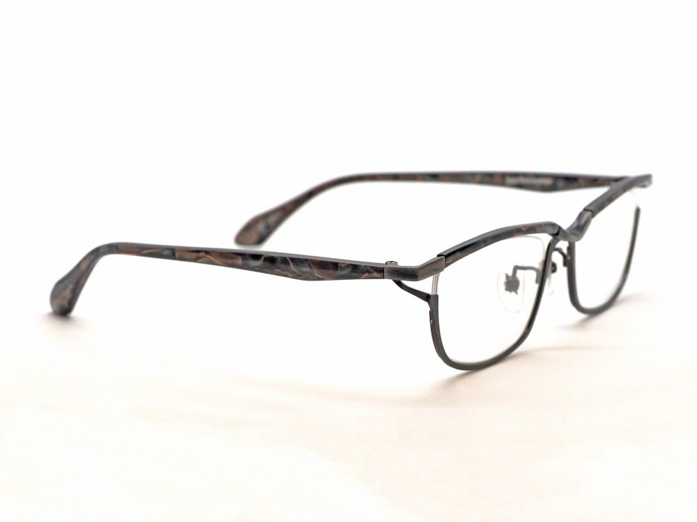 less than human, DELOS 眼鏡工房久保田