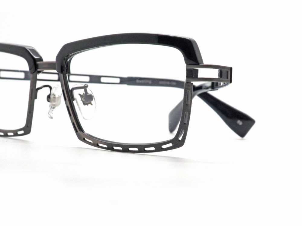 less than human, Busting 眼鏡工房久保田