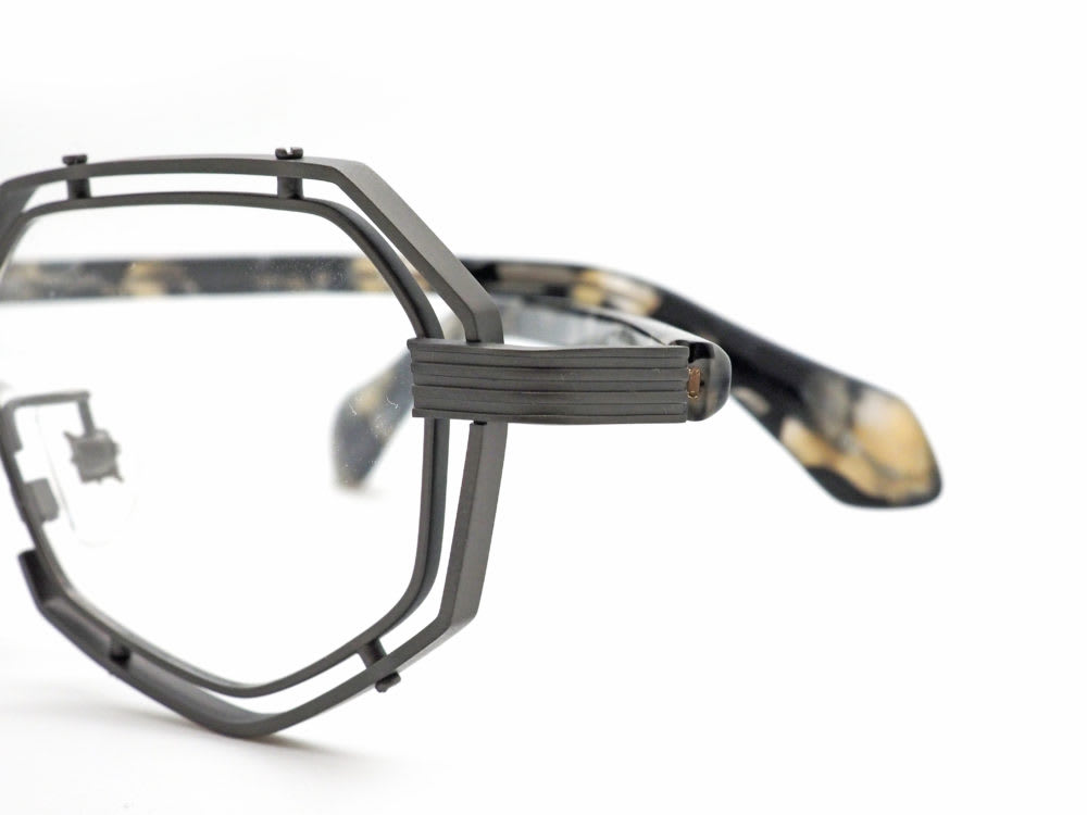 less than human, Apocalypse 眼鏡工房久保田