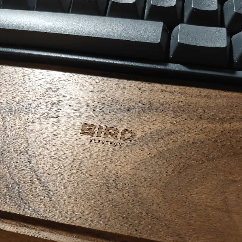 BIRD ELECTRONのロゴ入りウッドパームレスト