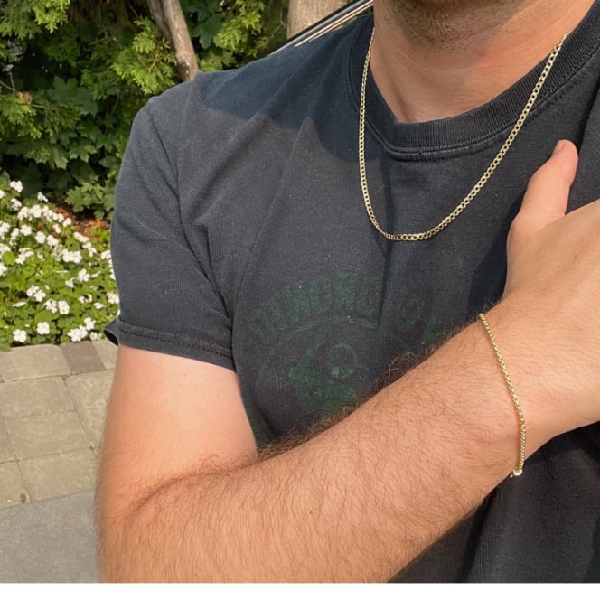 guy wearing chain necklace