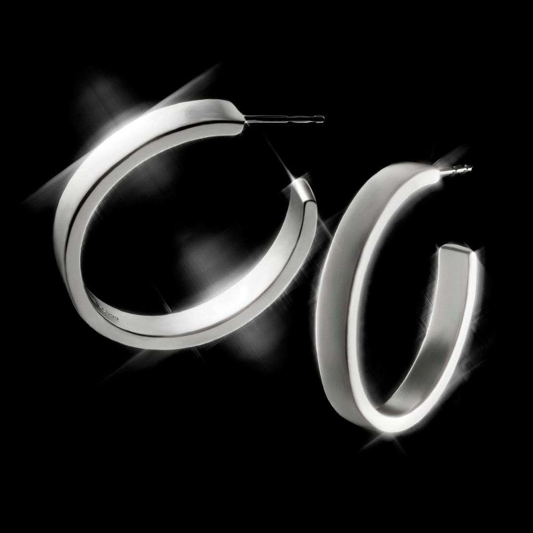 Menē Classic Hoop Earrings in pure silver.