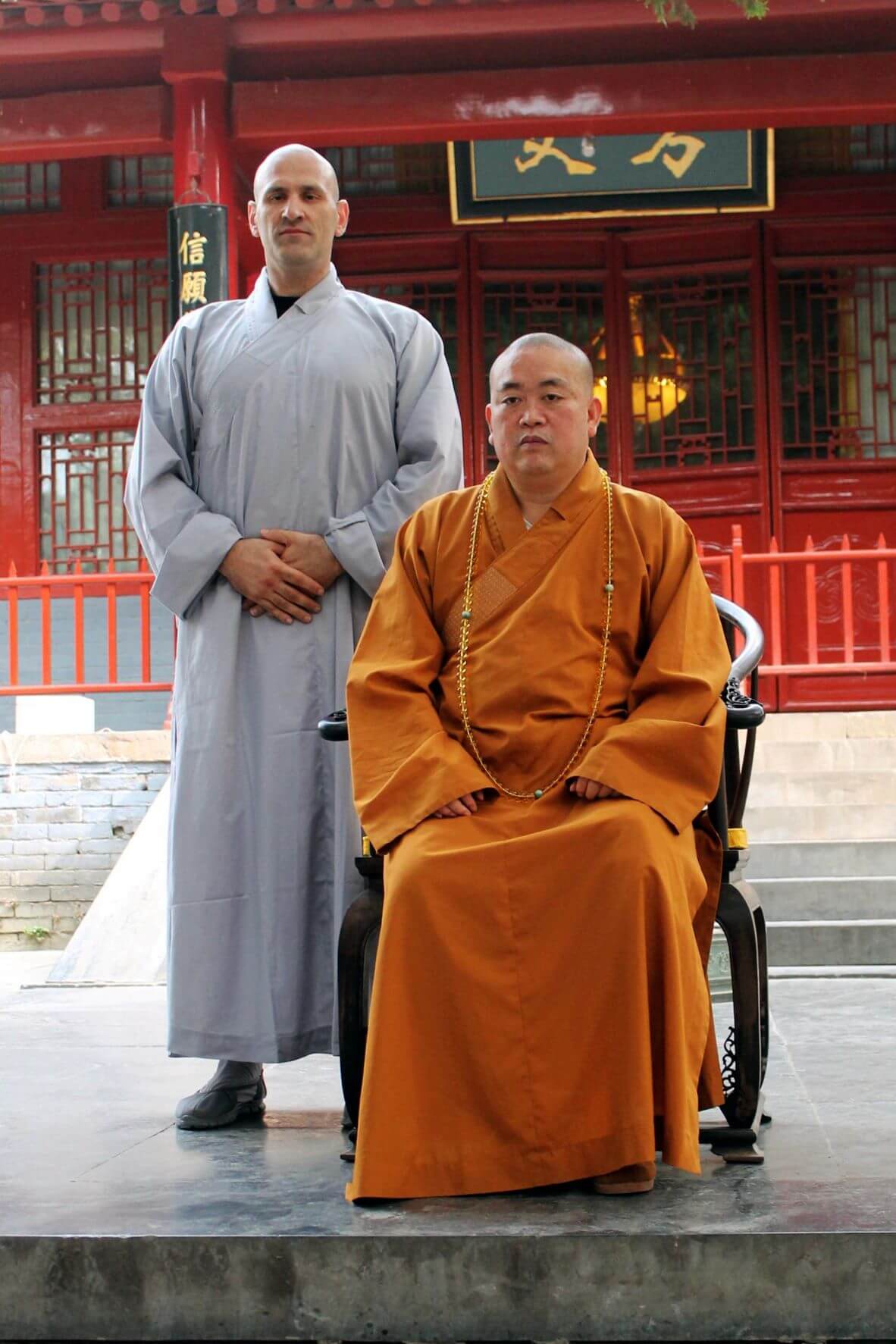 Ο δάσκαλός μας Σι Γιαν Σιν μαζί με τον ηγούμενο Σι Γιόνγκ Σιν Ο δάσκαλός μας Σι Γιαν Σιν μαζί με τον ηγούμενο Σι Γιόνγκ Σιν