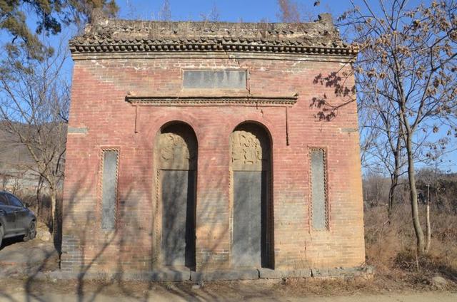 Μνημείο προς τιμήν του Σι Χανγκ Λιν, πενήντα μέτρα ανατολικά από τον ναό Σαολίν