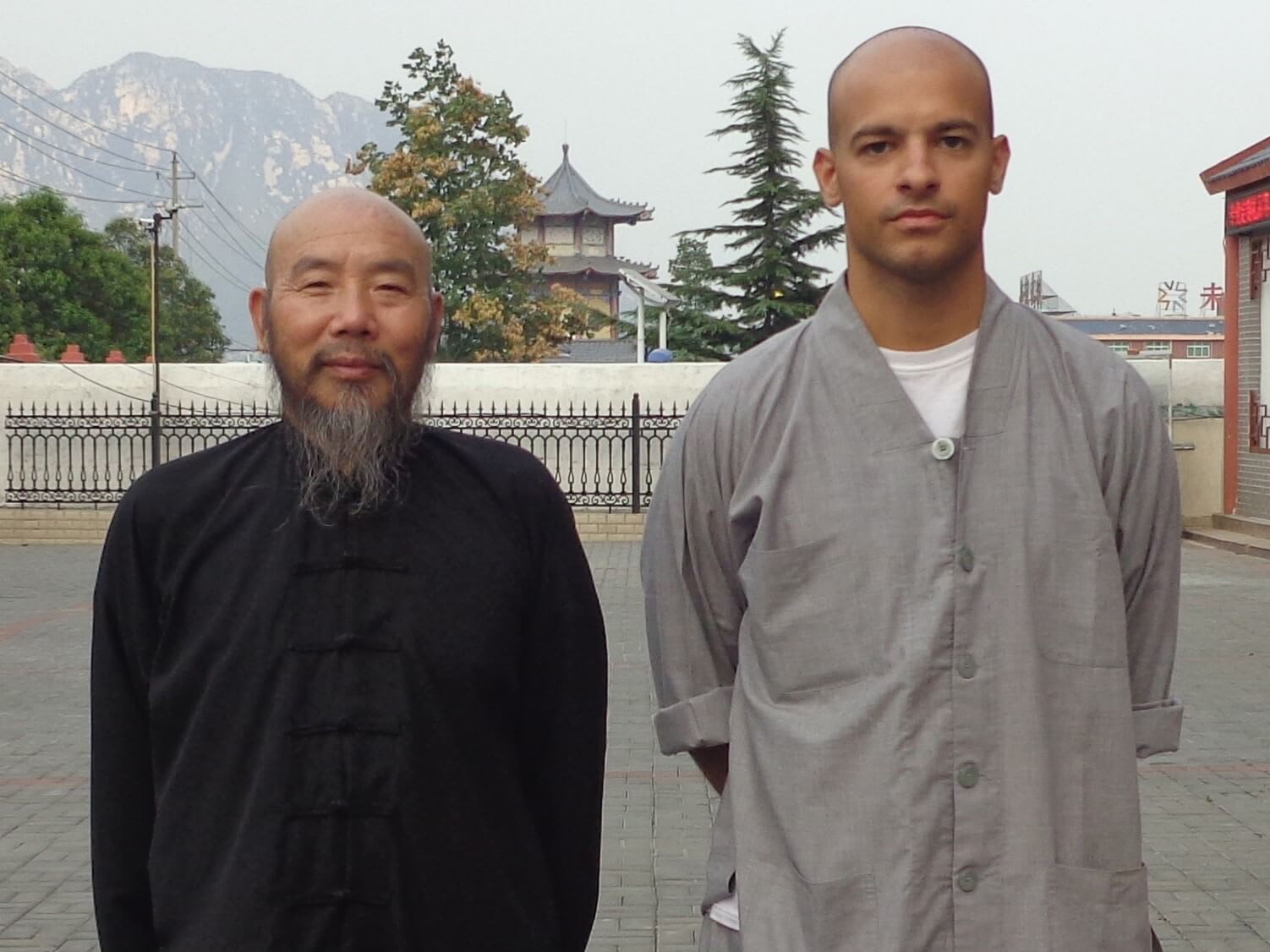 Ο δάσκαλος Σι Ντε Σου (αριστερά) μαζί με τον δάσκαλο της σχολής μας Σι Γιαν Τσιν (δεξιά)