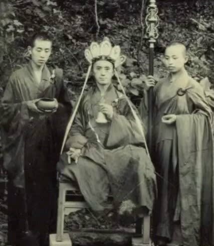 Τελετή Χειροτονίας του Σι Χάι Τανγκ ως μοναχός (στη μέση)