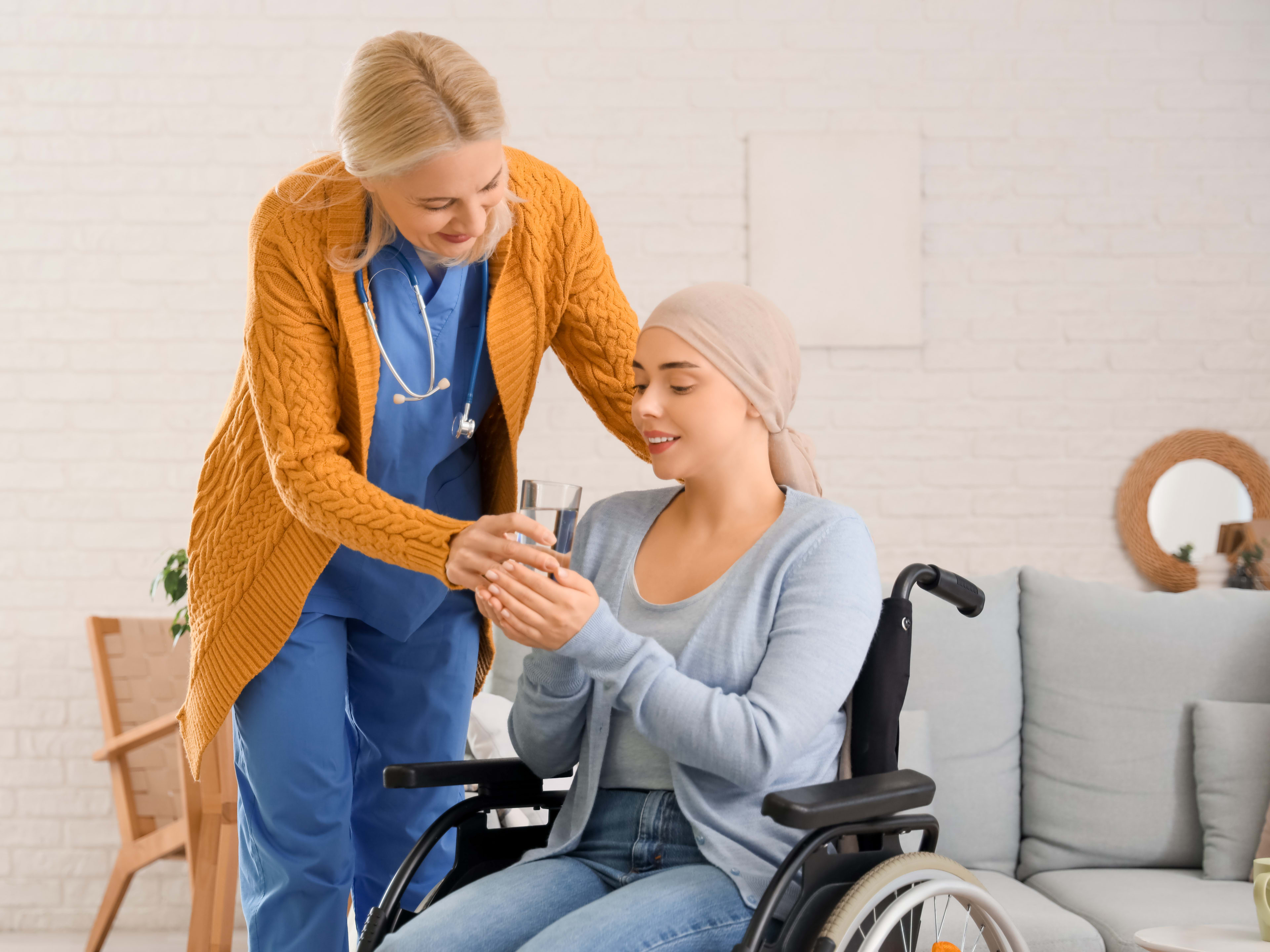 Unterstützung einer Frau bei der Medikamenteneinnahme