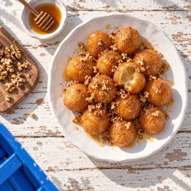 Loukoumades con miel, crujientes y huecos por dentro