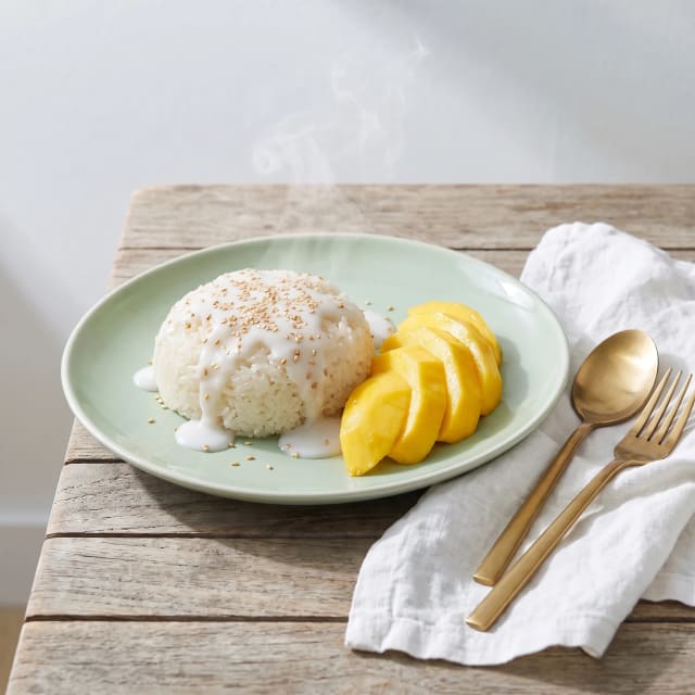 Arroz glutinoso con mango y leche de coco