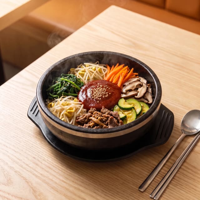 Bibimbap con el arroz dorado en el fondo