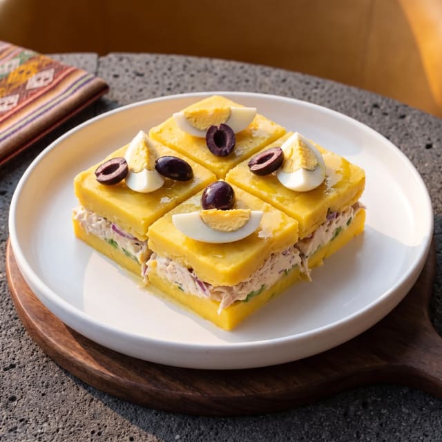Causa limeña de papa rellena de pollo