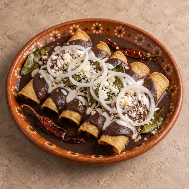 Enfrijoladas con aroma de hoja de aguacate
