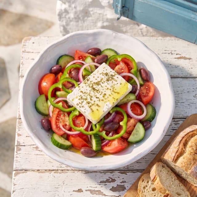 Ensalada griega con el bloque de feta entero