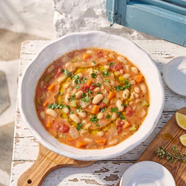 Fasolada, sopa griega de alubias con caldo cremoso