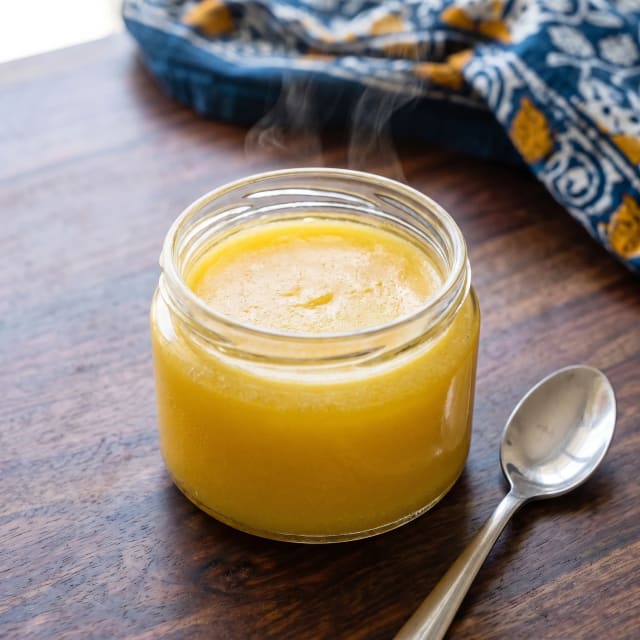 Ghee casero con mantequilla, dorado y sin quemar