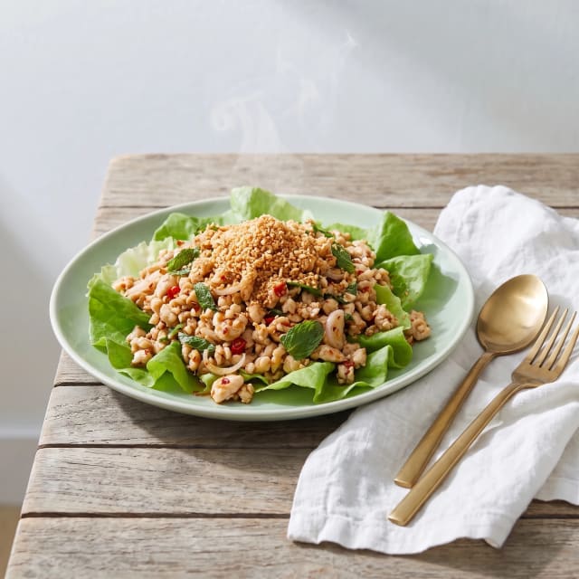 Larb de pollo con arroz tostado y hierbabuena