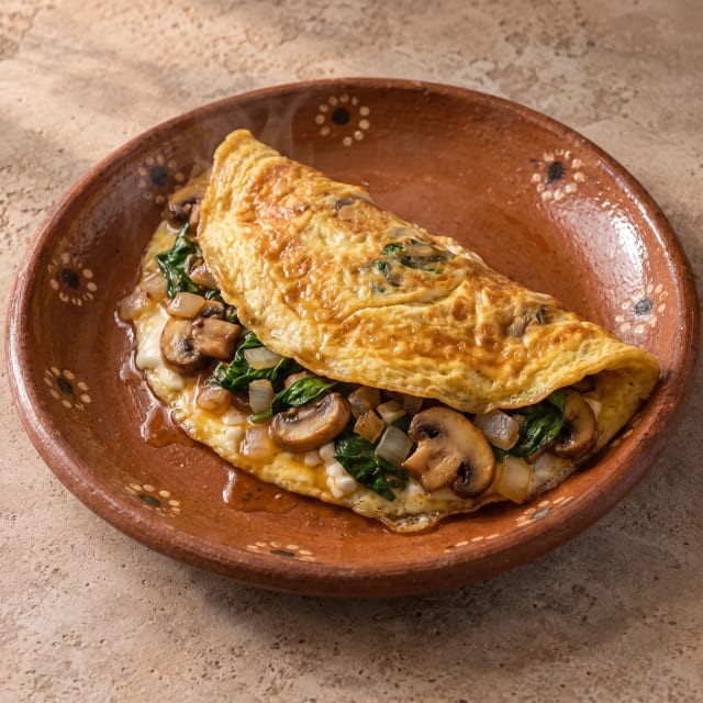 Omelette de espinaca y champiñones dorados