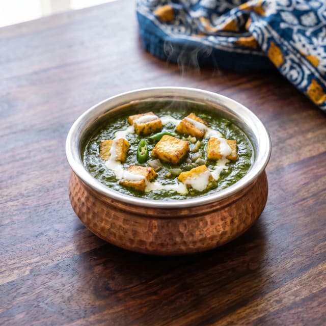 Palak paneer que se queda verde, con queso dorado